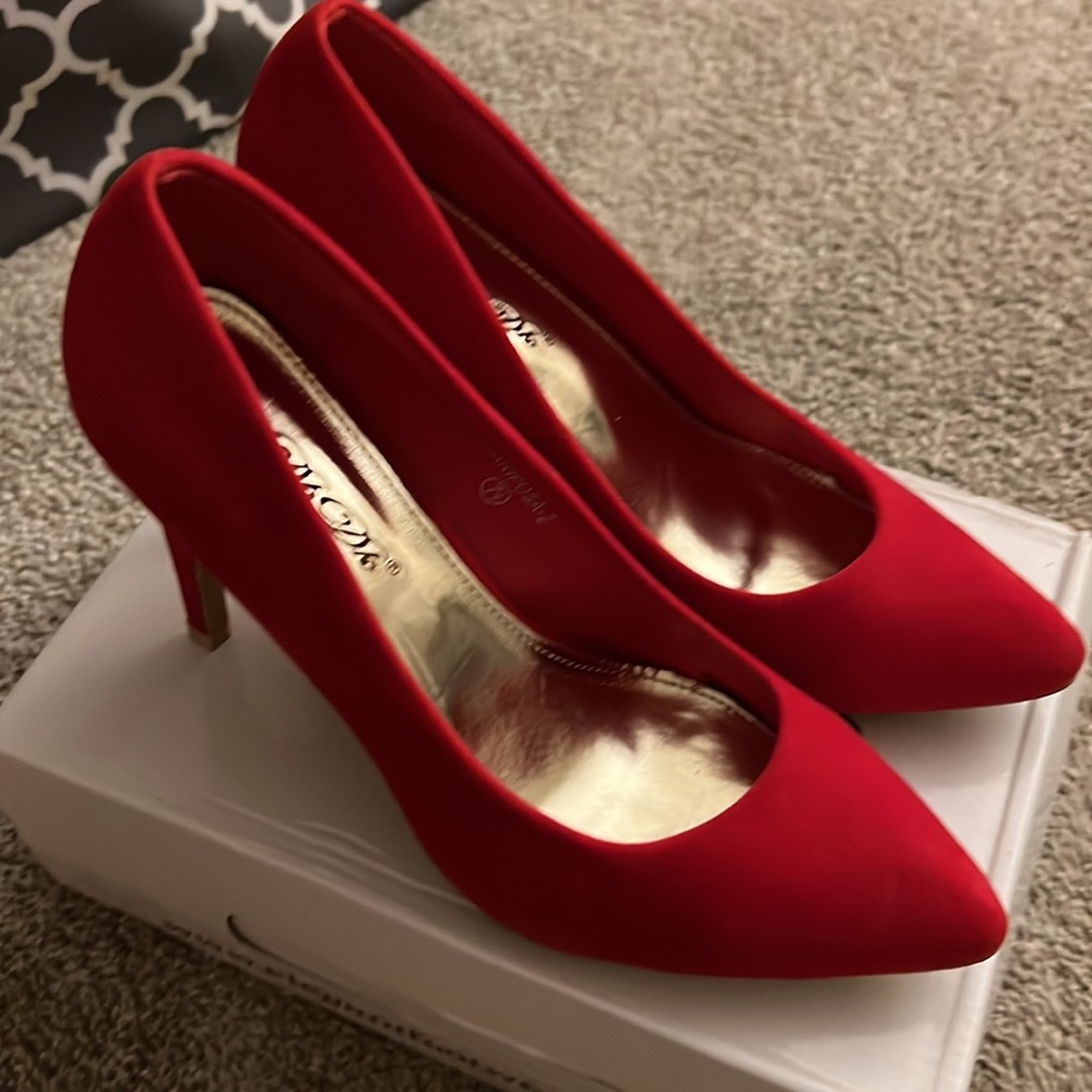 Red Pumps - Picture 4 of 5